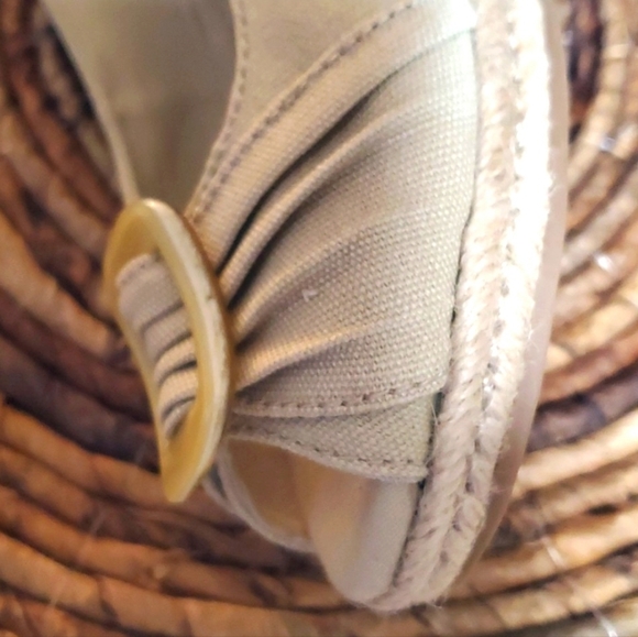 Naturalizer Sandals size 6M Excellent condition beautiful Khaki color fabric - Picture 12 of 15